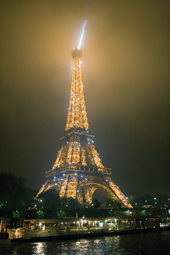 Tour di Parigi in nave hotel. La Torre Eiffel.